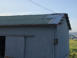 画像：トタン板で応急処置した倉庫の屋根